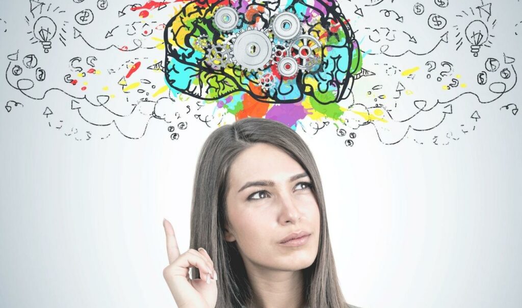 Photo d'une jeune femme avec une illustration de cerveaux coloré dessus de la tête.